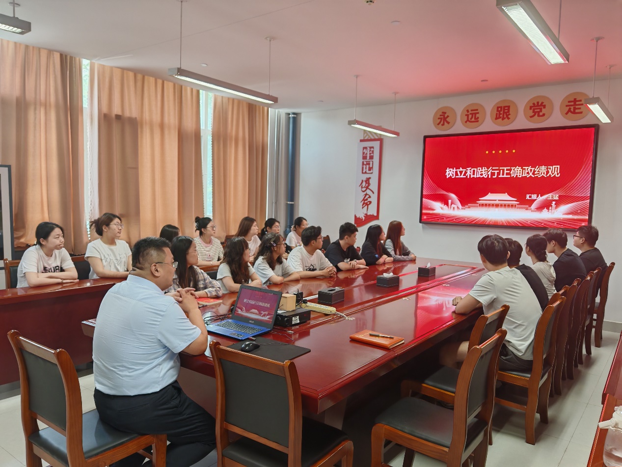 学院党委书记给学生党员讲授树立和践行正确政绩观学习教育专题党课